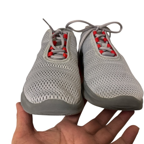 Nike Air Max Motion 2 Mens Red Grey Running Shoes in good conditions - Picture 10 of 12